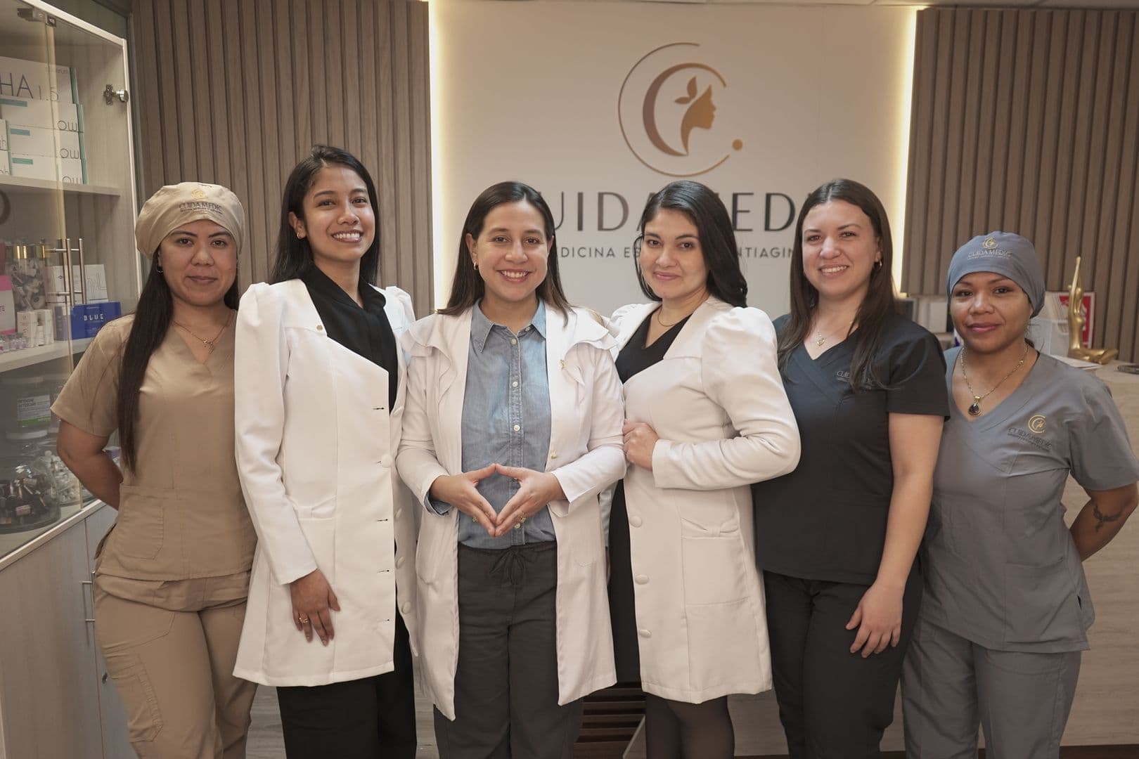 Equipo médico y asistencial de Cuidamedic en la sede de Miraflores